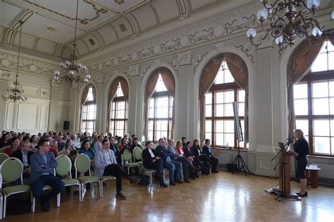 A Szegedi Tudományegyetem épülete és a tudományos konferencia hangulata