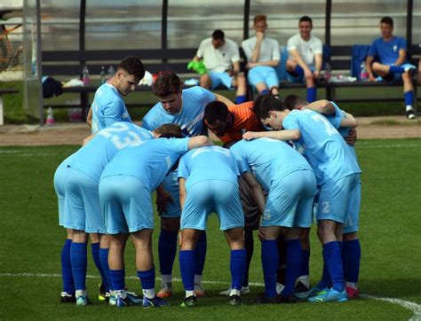 Katari labdarúgó-bajnokság stadionja és mérkőzés pillanata