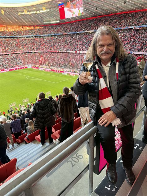 Leslie Mandoki a stúdióban a Bayern München himnuszán dolgozik