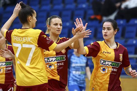 Szent Mihály női futsal csapat ünneplése