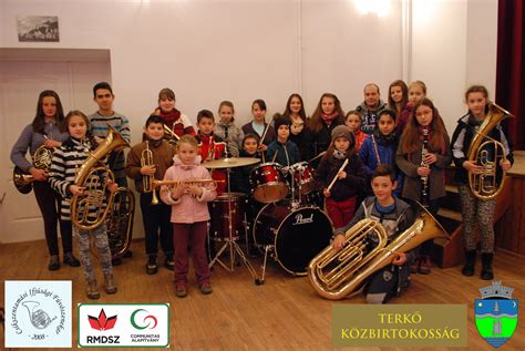 gyerekek zenélnek különböző hangszereken