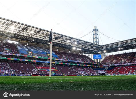 Kép egy modern futballmérkőzésről, stadionban, nézőkkel