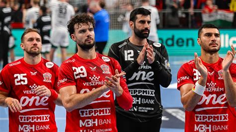 A Veszprém kézilabdacsapatának ünneplése a pályán