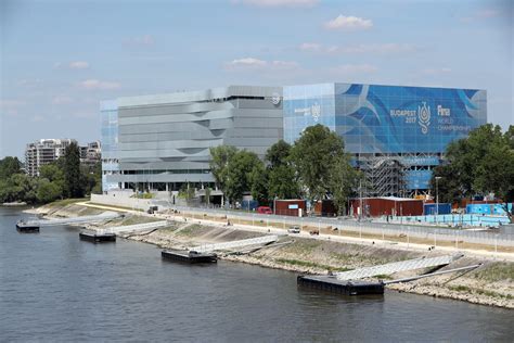 a Duna Aréna épülete és a környező vizes létesítmények