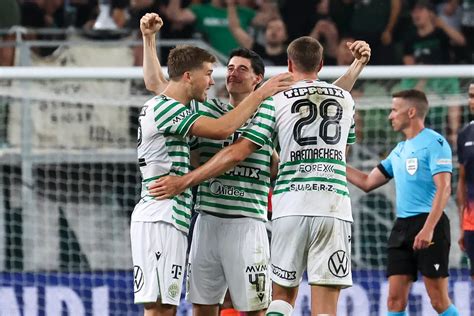 A Ferencváros ünneplő csapata a pozsonyi mérkőzés után