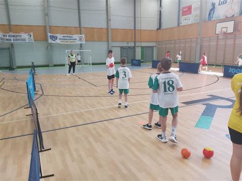Fiatal röplabdázók edzésen egy edzővel
