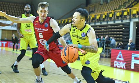 A DEAC kosárlabdacsapatának mérkőzése a sportcsarnokban