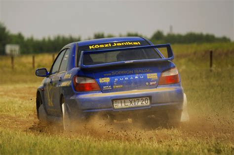 rallycross versenyautó a pályán