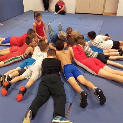 gyermek birkózók a szőnyegen