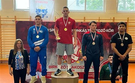 birkózó versenyzők érmekkel