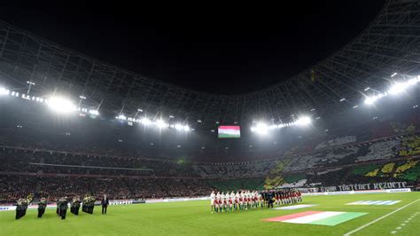 Történelmi Magyarország térképet ábrázoló szurkolói drapéria a stadionban