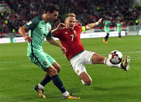 Dzsudzsák Balázs válogatott mezben a pályán