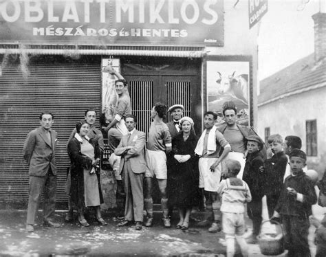 Régi focimeccs a Promontor utcai pályán, nézőkkel