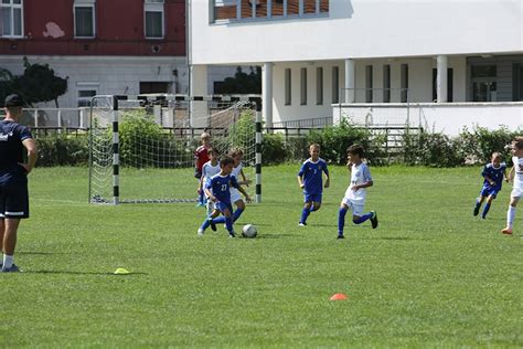 Labdarúgó sportiskola tanulók edzésen