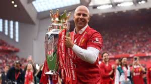 Arne Slot edző a Liverpool kispadján