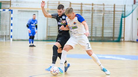Futsal labdával játszó férfi játékosok akcióban