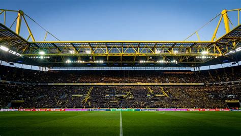 A Signal Iduna Park a sárga tartópillérekkel