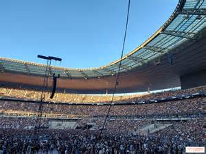 Rendőrök a Stade de France stadionnál a párizsi merényletek éjszakáján