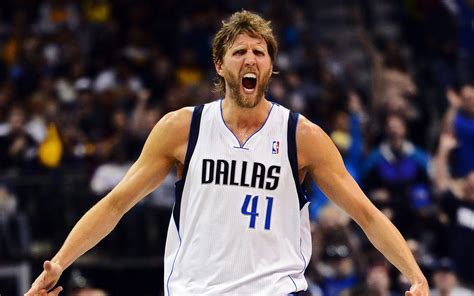 Dirk Nowitzki kosárlabdázás közben