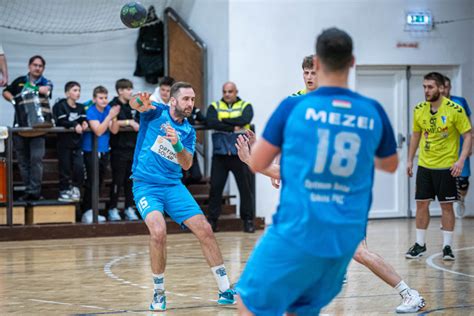 Fiatal kézilabdázók mérkőzés közben a PickBall-kupán