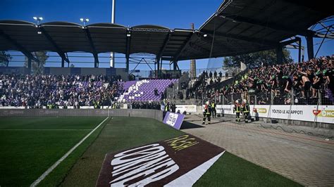 Rendőri sorfal az Újpest-Ferencváros derbin a szurkolói rendbontás idején