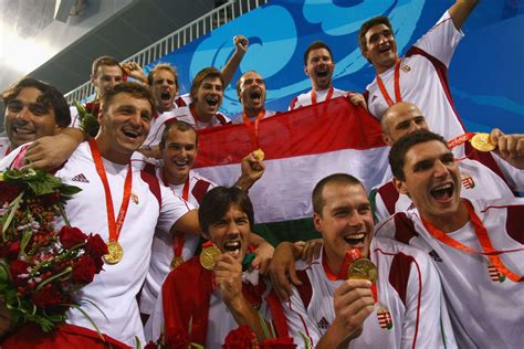 A magyar vízilabda-válogatott ünnepli olimpiai győzelmét az 1976-os montréali olimpián