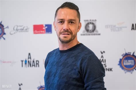 Kabát Péter gipszelt karral