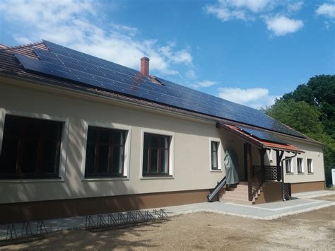 Erdei iskola és turistaház a hegytetőn, a Kéktúra útvonala mentén