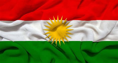 A KurdistanFA futballmez logója és a kurd zászló