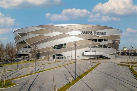 Az MVM Dome kívülről, a mérkőzésre érkező szurkolókkal