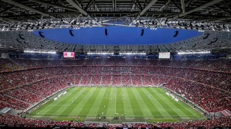 Labdarúgó mérkőzés játékvezetőkkel a pályán