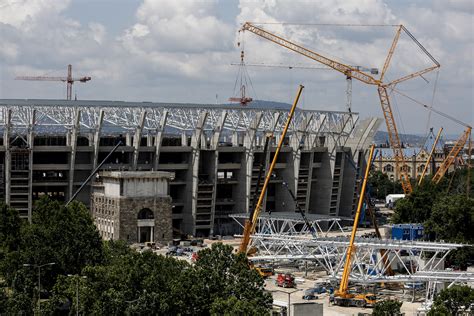 A Puskás Aréna tetőszerkezetének építése speciális daruval