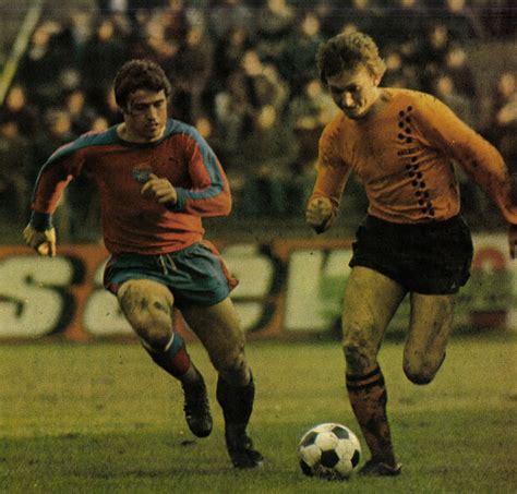 Török Péter, a Vasas csapatkapitánya Johan Cruyff-fal szemben 1975-ben
