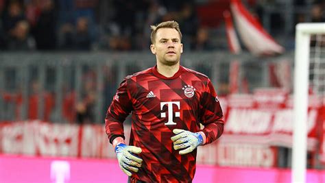Manuel Neuer, a Bayern München legendás kapusa egy akció közben