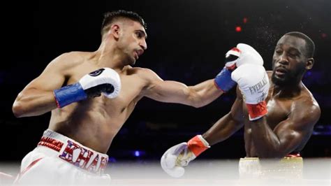 Terence Crawford és Amir Khan ökölvívók küzdelem közben