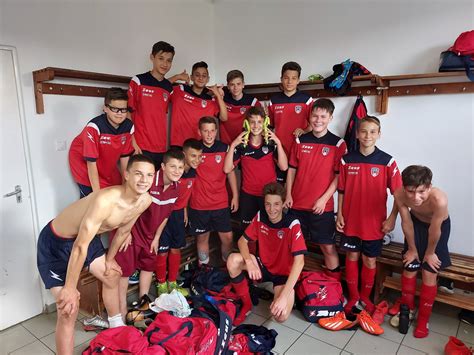 U14-es csapat ünnepli a győzelmet