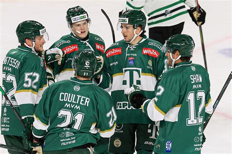 Ferencváros jégkorong edző, Greg Lindqvist, meccs közben