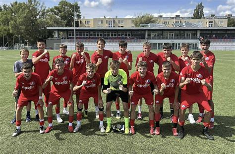 A győztes U16-os csapat ünnepel a mérkőzés utáni csapatfotón