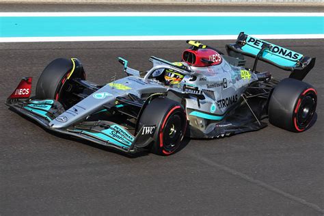 Lewis Hamilton a Mercedes F1 autóban tesztelés közben