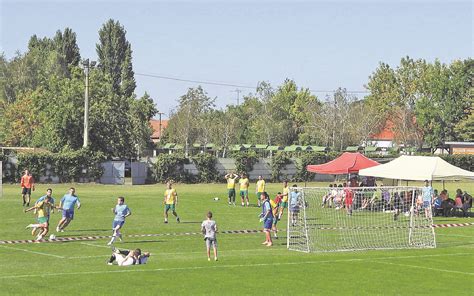 A Felvidéki Labdarúgó-bajnokság 45 csapatos döntőjének pillanata egy zsúfolt pályán
