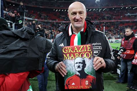 Marco Rossi edzői stábjával egyeztet