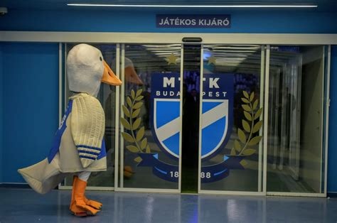 MTK szurkolók egy idegenbeli buszon