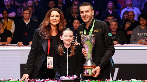 Mark Selby ünnepli győzelmét a Sznúker Egyesült Királyság Bajnokságán