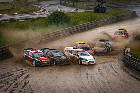 Rallycross autók kanyarban