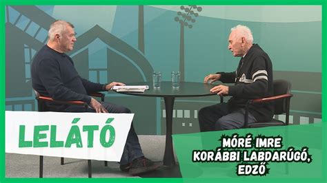 Labdarúgó edző instrukciókat ad játékosainak