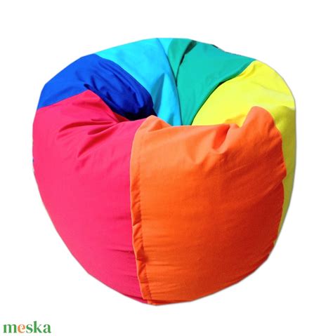 Röplabda alakú babzsákfotel egy modern nappaliban