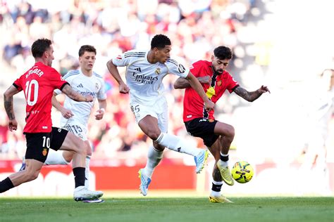 Real Madrid over-ear fejhallgató egy rajongón