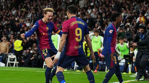 Real Madrid és FC Barcelona játékosok összecsapása az El Clásicón