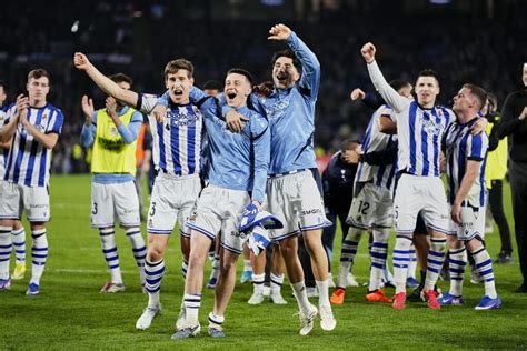 A Real Sociedad játékosai ünneplik a Király-kupa győzelmüket