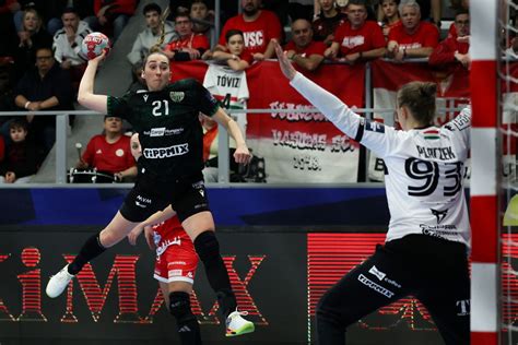 Gréczi Márton labdával a kezében
